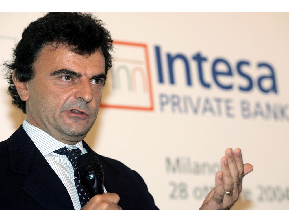 L’ex capo di Fideuram truffato con whatsApp e Ia, spariti 36 milioni