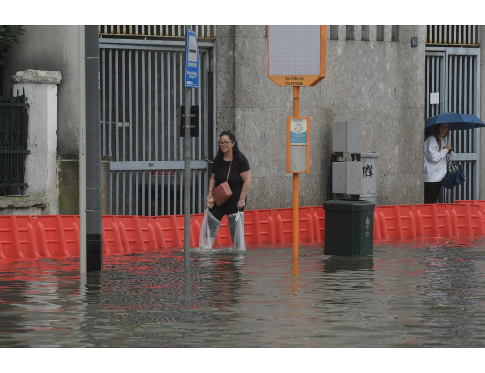 Maltempo a Milano, nella notte esonda il Lambro poi rientra