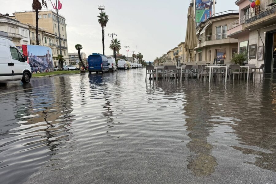 Fulmine colpisce colonnina elettrica. Sottopassi inondati