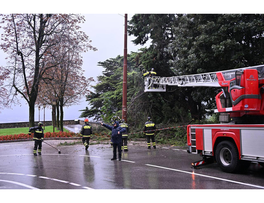 Maltempo, due auto ribaltate e strade allagate nella Bergamasca