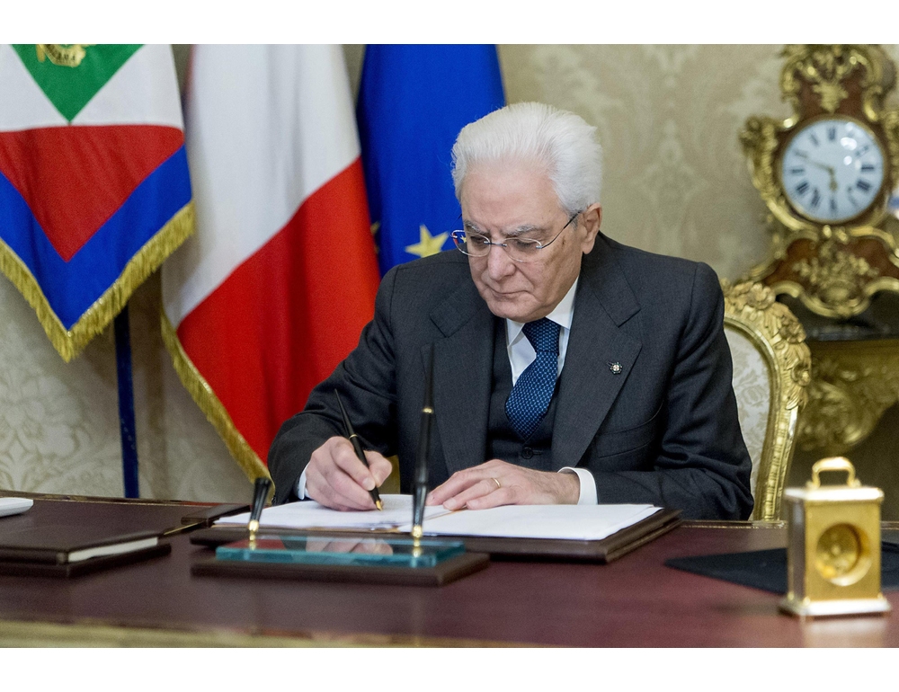 Mattarella emana il decreto sullo stop al bollo e il taglio delle accise
