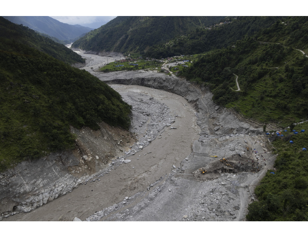 Media, almeno 1.280 persone morte nell’inondazione in Nepal