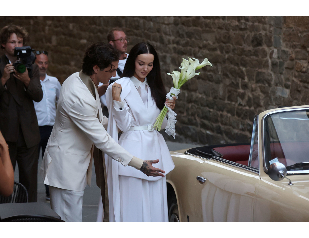 Nozze Damiano e Dove Cameron, la coppia è arrivata su un’auto bianca