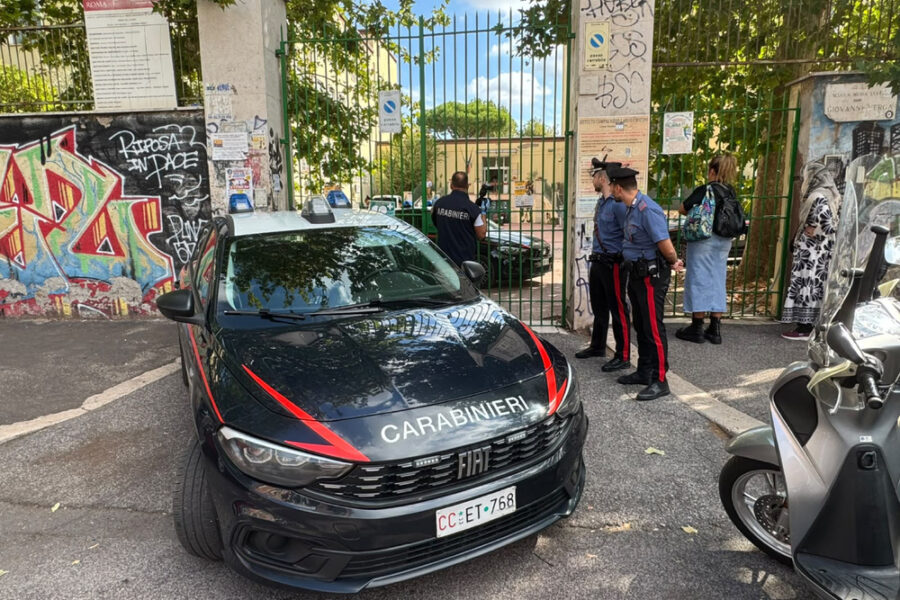 Un tredicenne l'aggressore. Gli studenti fatti uscire dal retro