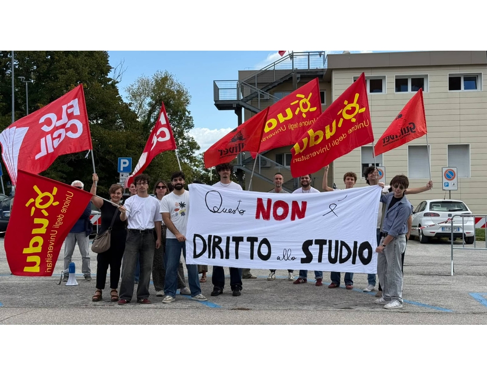 Protesta Udu durante inaugurazione studentato Urbino con ministra Bernini