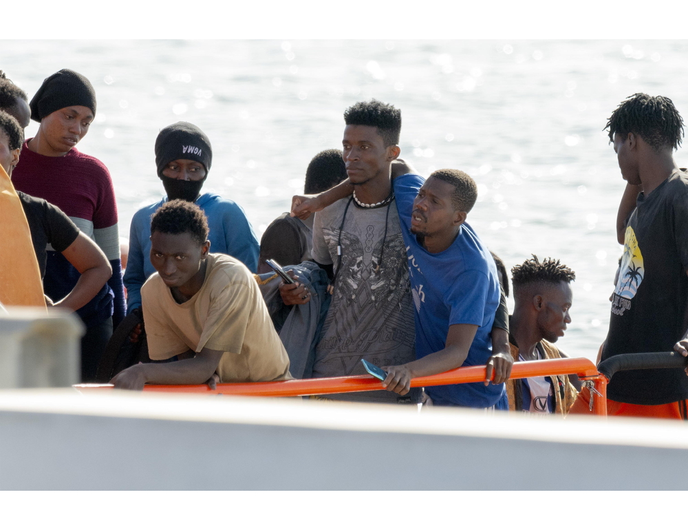 Quasi 560 migranti su tre barconi soccorsi dall’alba alle Canarie