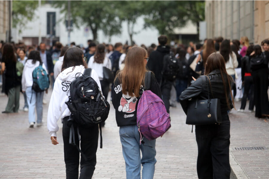 L'aggressione nel bagno del liceo Ariosto di Ferrara. Giovane ferito per difendersi