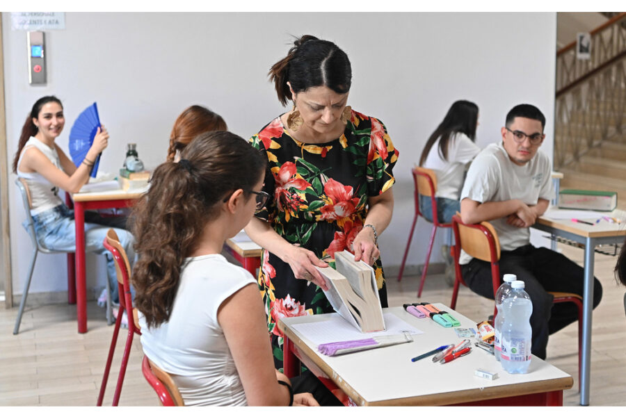 Valditara 'i risultati sono solidi'. Indagine su 15-16enni in lettura