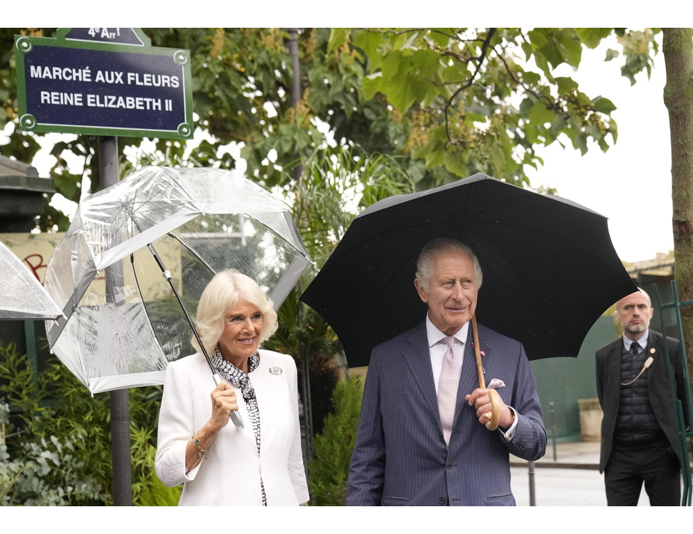 Rivelazioni fratello di Diana non risparmiano Elisabetta, reali in imbarazzo