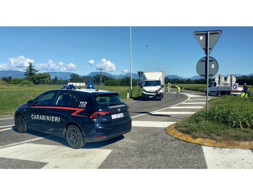 Scontro con un furgone, muore motociclista, ferita gravemente la passeggera