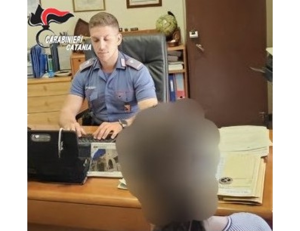 Sequestra, tenta di strangolare e violenta la compagna, arrestato