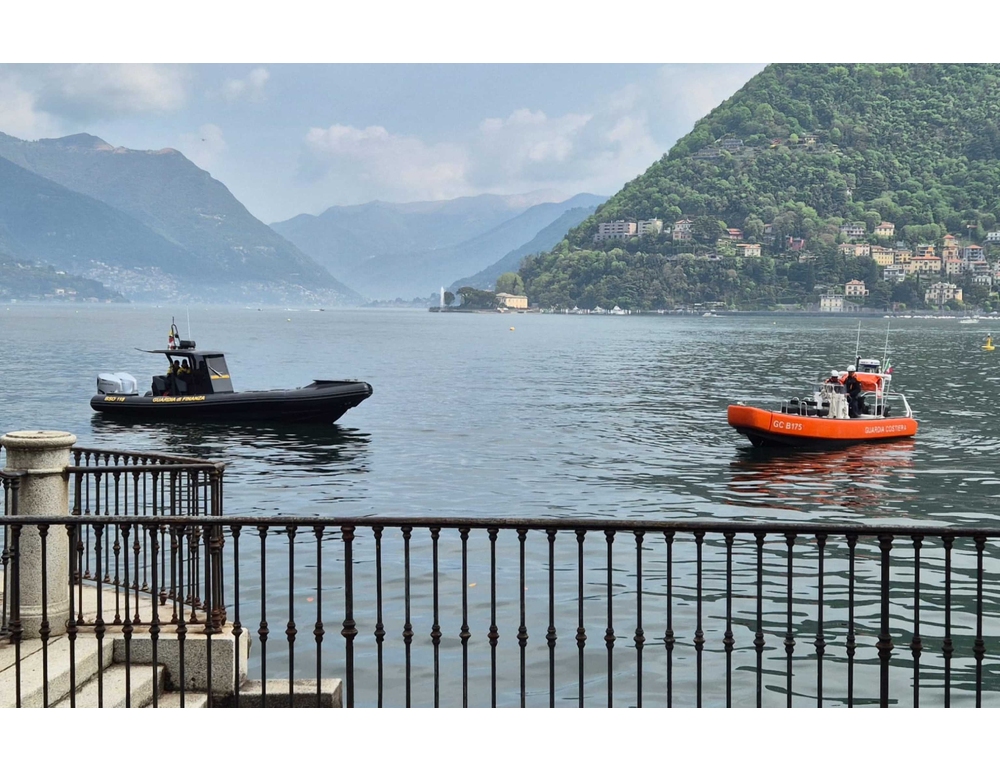 Si tuffano nel lago di Como, giovane salvato dal padre, disperso l’amico