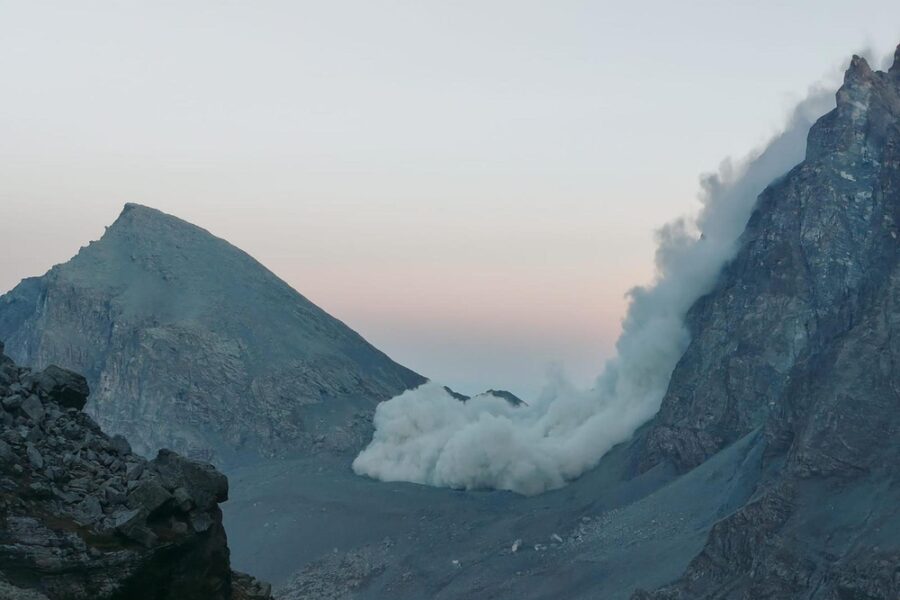 "Sul sentiero vicino al rifugio Sella solo polvere e detriti"