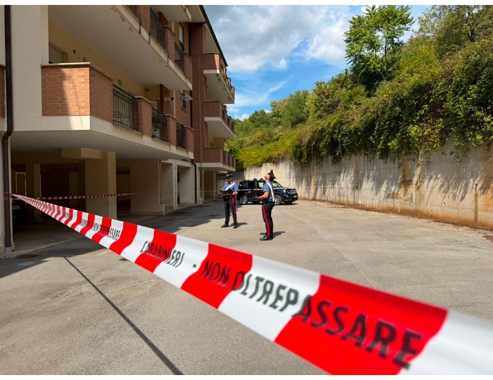 Solo a casa a 5 anni precipita dal balcone, gravissimo