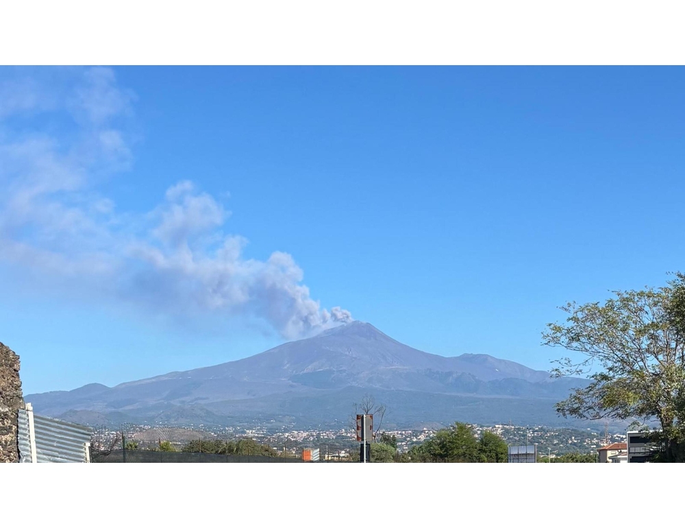 Sospesi di nuovo voli a Catania per la cenere dall’Etna, stop fino alle 15