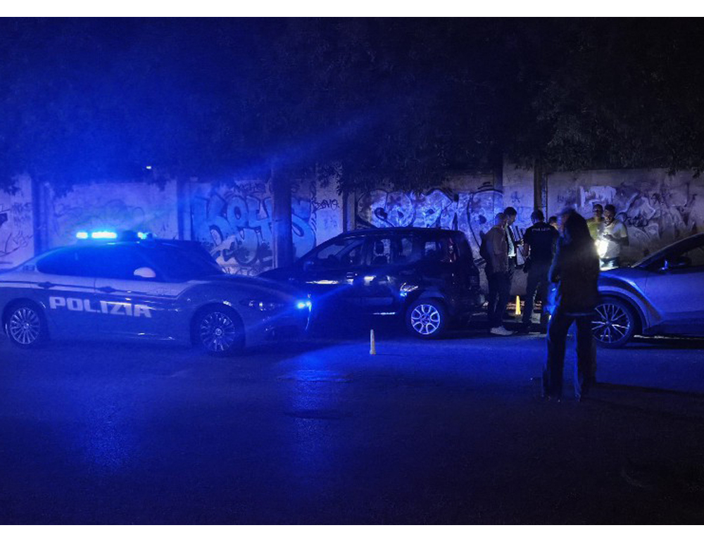 Spari da un’auto in corsa nel centro di Latina, ucciso un 27enne