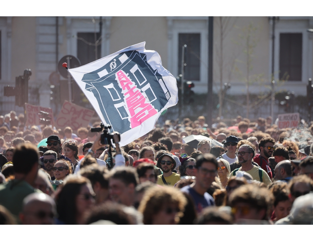 Spin Time ‘in 50mila in corteo, restituire il palazzo al pubblico’