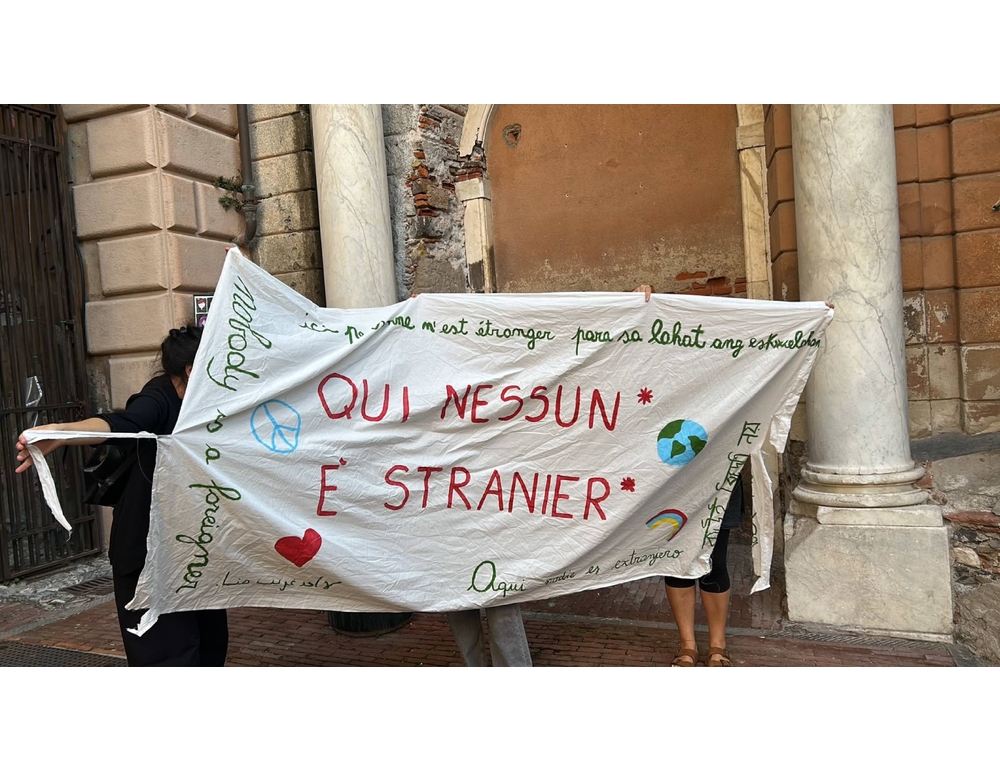 Striscione tolto a scuola, genitori lanciano mobilitazione e presidio