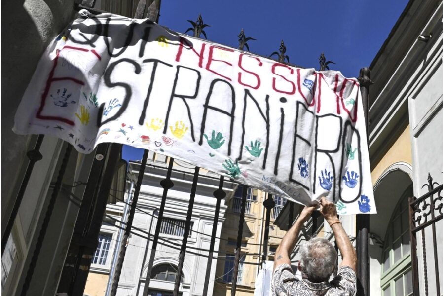 Centinaia di manifestanti in piazza contro il decreto Valditara