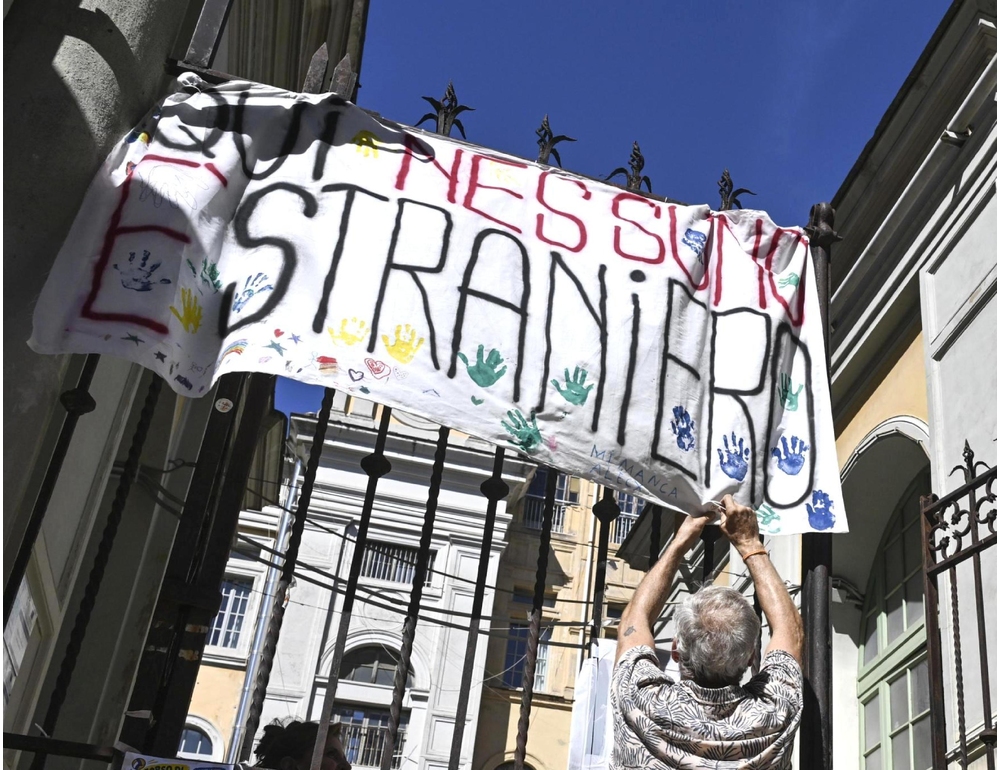 Striscione tolto a scuola: presidio di protesta a Genova