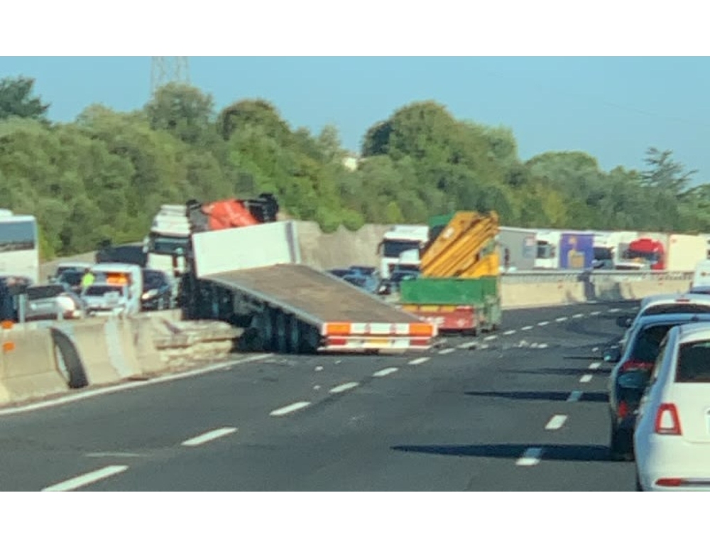 Sull’A14 camion in bilico sullo spartitraffico e auto sbalzata su corsia opposta
