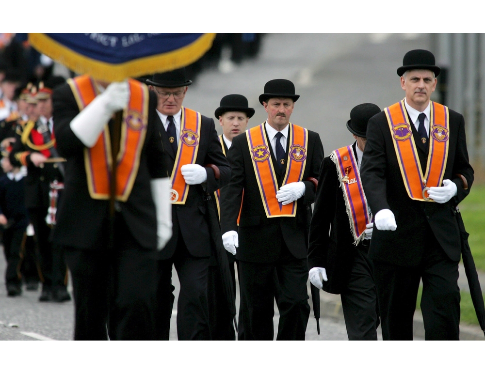 Tensione alla marcia in Irlanda del Nord, folla protesta contro parata Orange