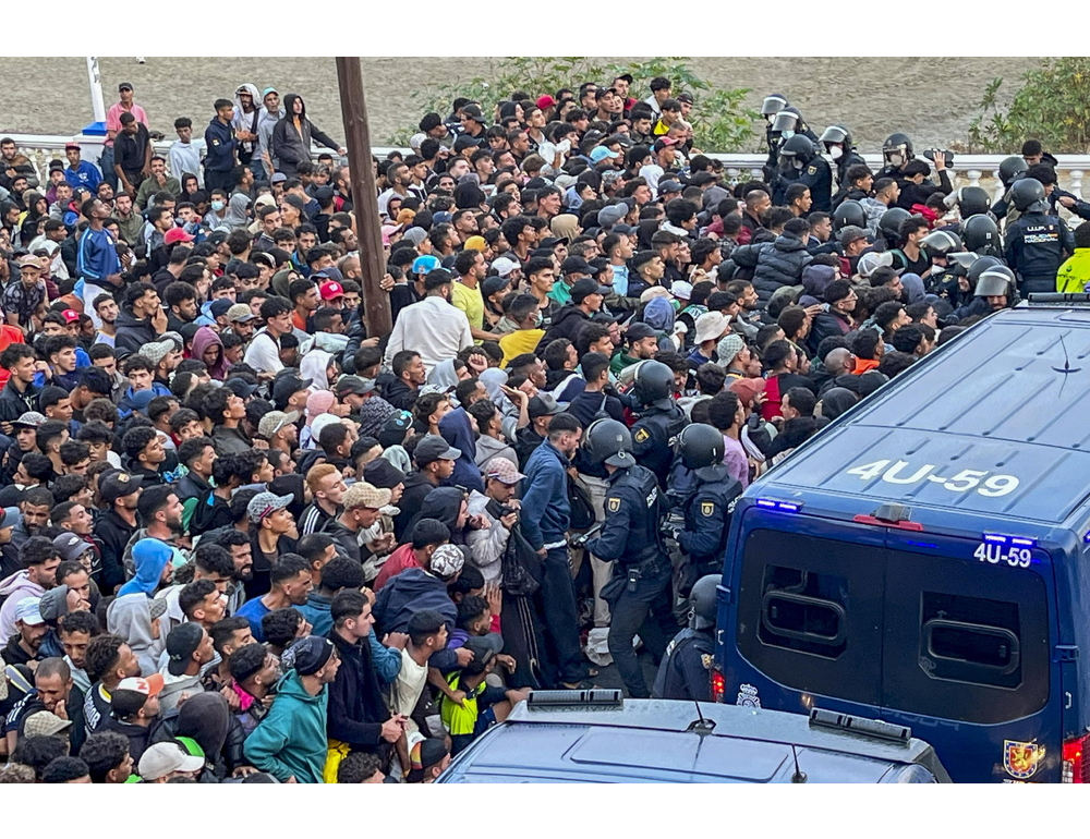 Tensione tra polizia e migranti durante il trasferimento al porto di Ceuta