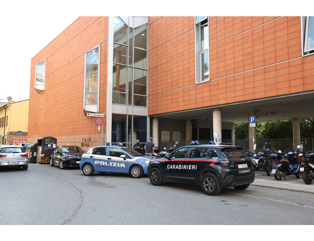 Tentata aggressione in un liceo a Ferrara, arrestato ragazzo