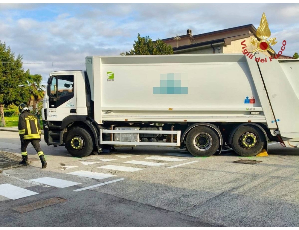 Travolta dal camion dei rifiuti mentre porta la figlia a scuola, morta donna