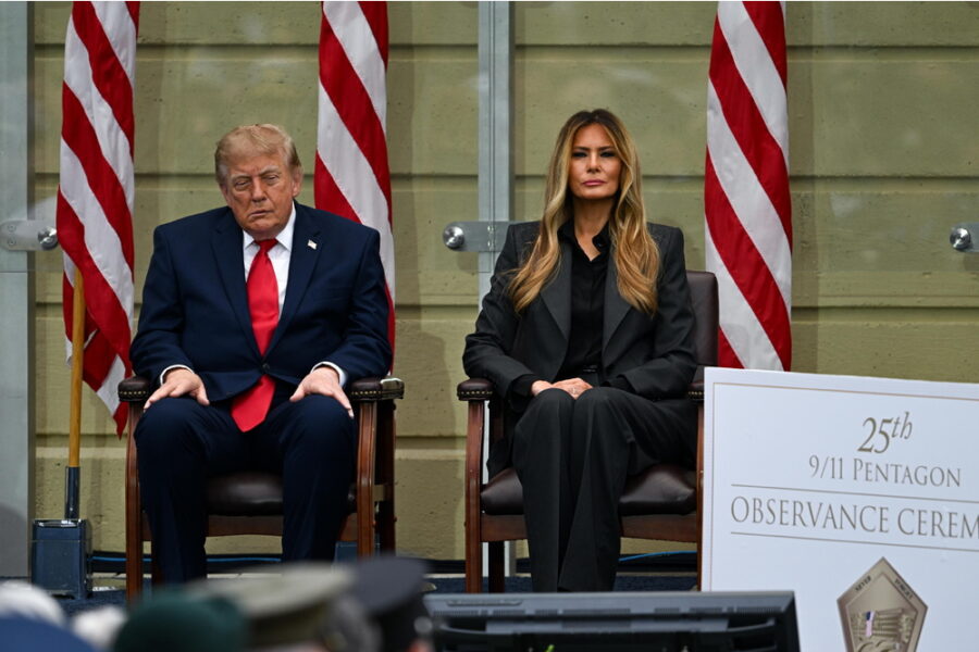Chiude gli occhi accanto a Melania e scatena i commenti online