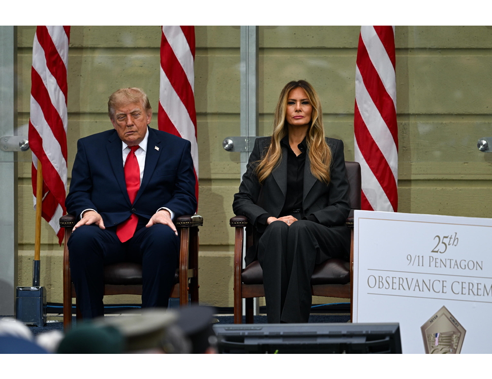 Trump si appisola al Pentagono alla cerimonia per l’11 Settembre, virale sui social