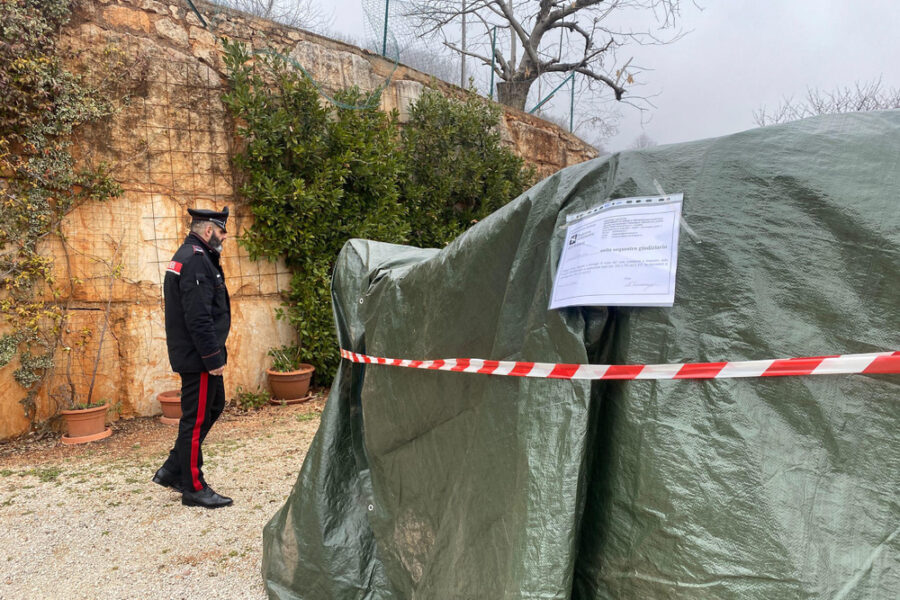 E' rimasto schiacciato dalla macchina agricola che si è ribaltata