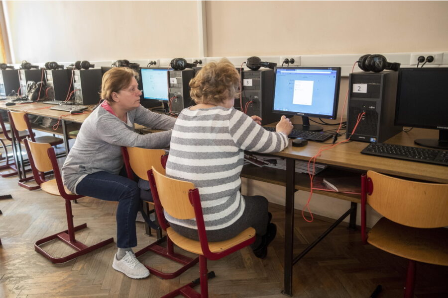 Per esaminare gli effetti che l'IA genera nei sistemi educativi