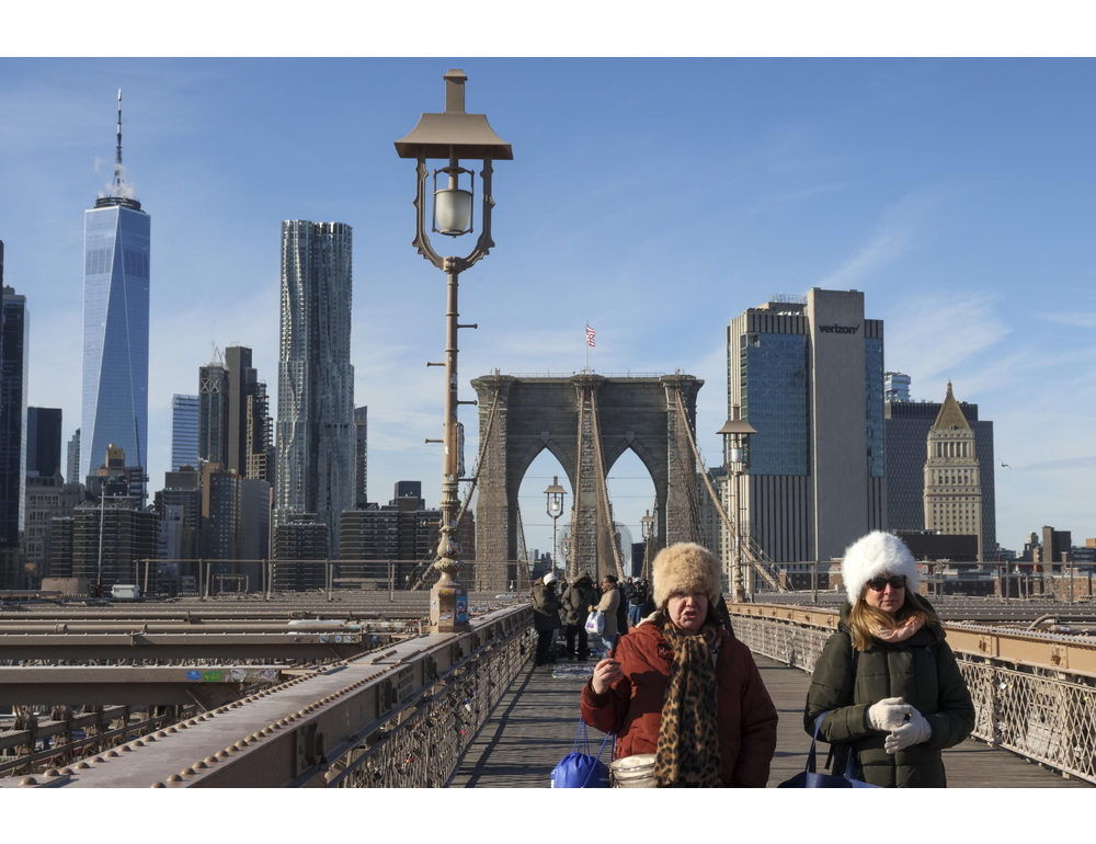 Uomo armato si arrampica sul ponte di Brooklyn, polizia lo uccide