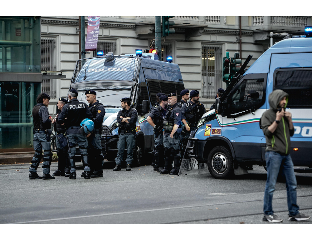 Vannacci a Torino, presidio degli antifascisti davanti ad albergo del centro