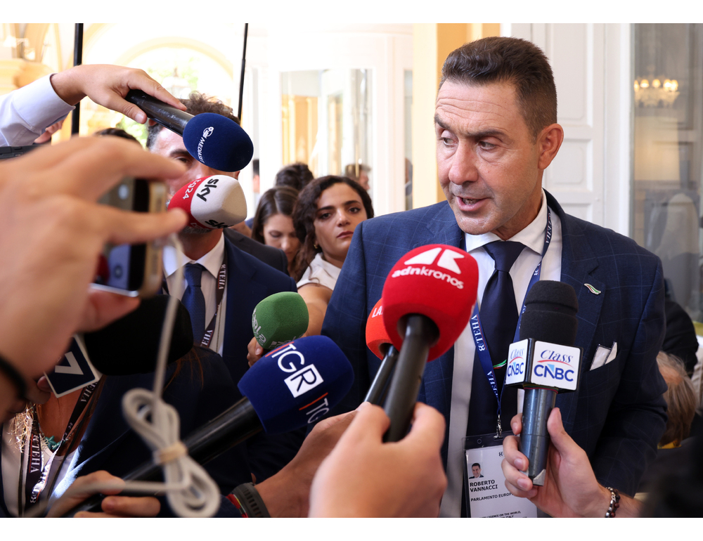 Vannacci, centrodestra da solo non arriva al 42%, deve fare i conti con noi