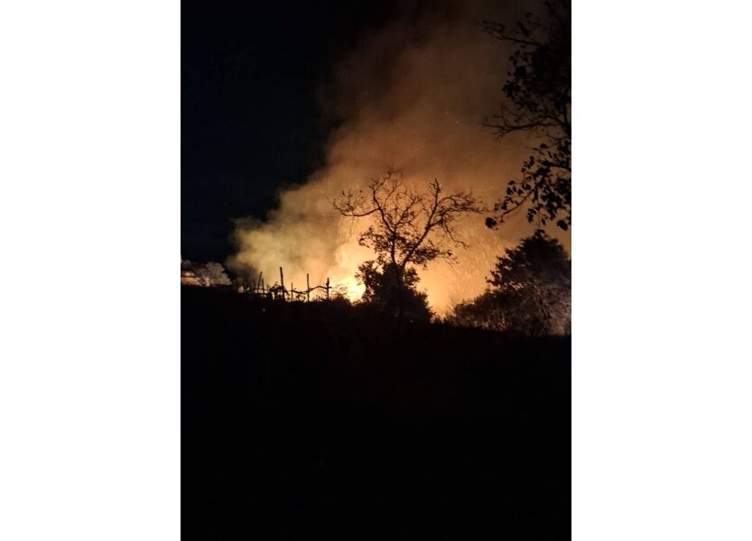 'In fumo decine di macchia mediterranea