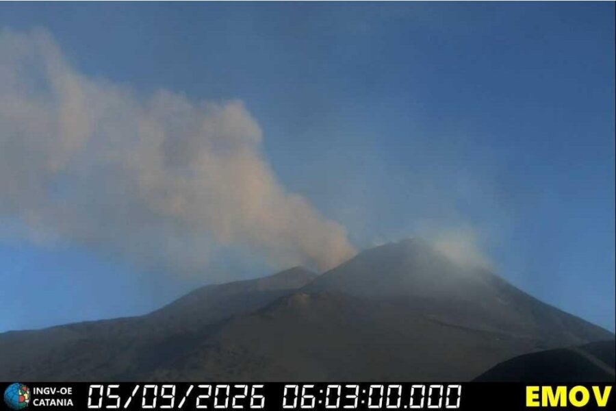 Continua emissione di cenere