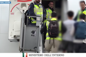 Milano-Meda bloccata per un videoclip: rimpatriato il trapper. Molteni: “Nessuna tolleranza per chi viola la legge”
