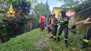 Scivola in un burrone di 30 metri, 79enne salvata da una pianta