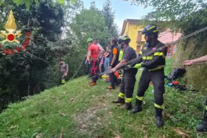 Scivola in un burrone di 30 metri, 79enne salvata da una pianta