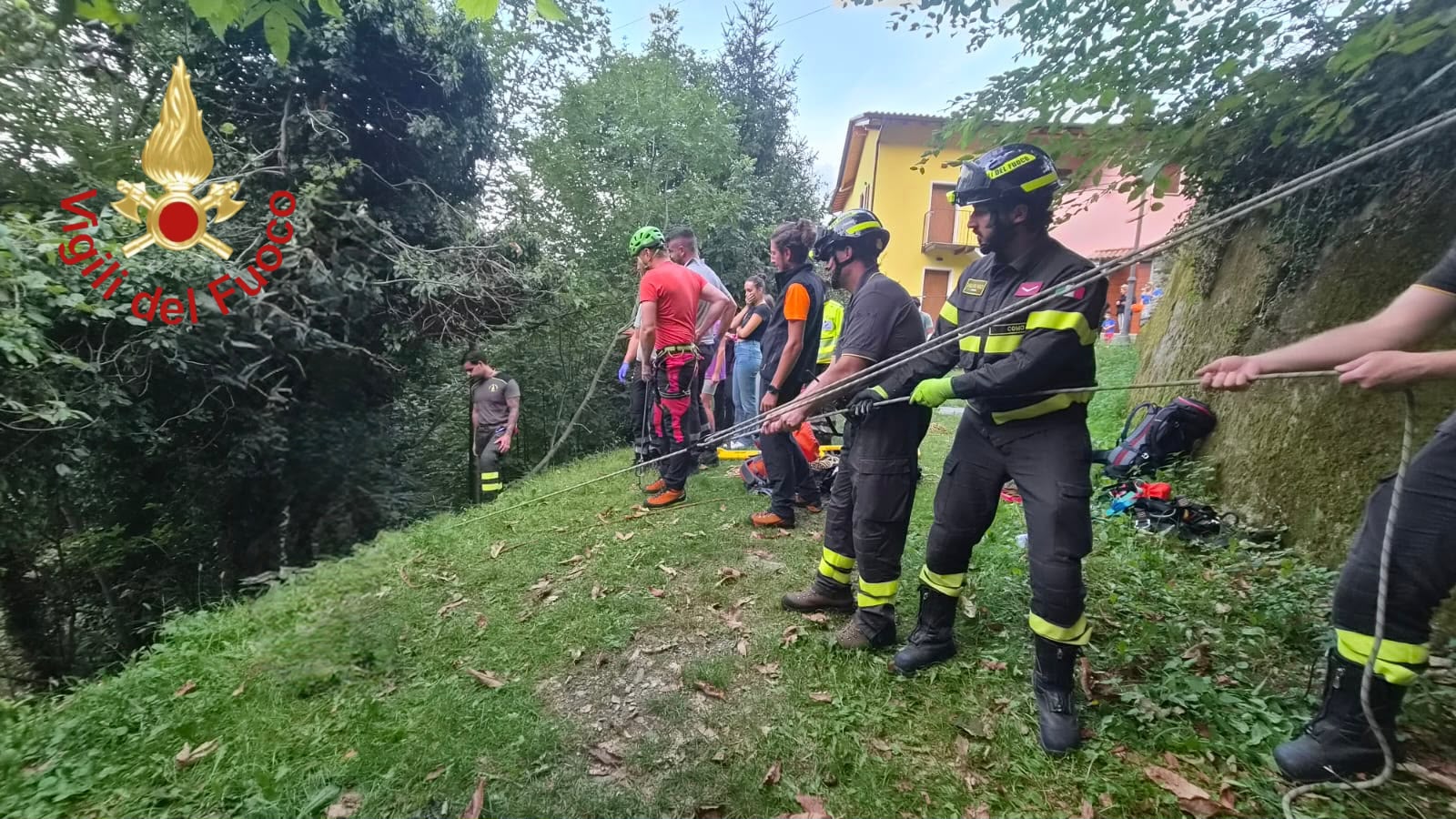 Scivola in un burrone di 30 metri, 79enne salvata da una pianta