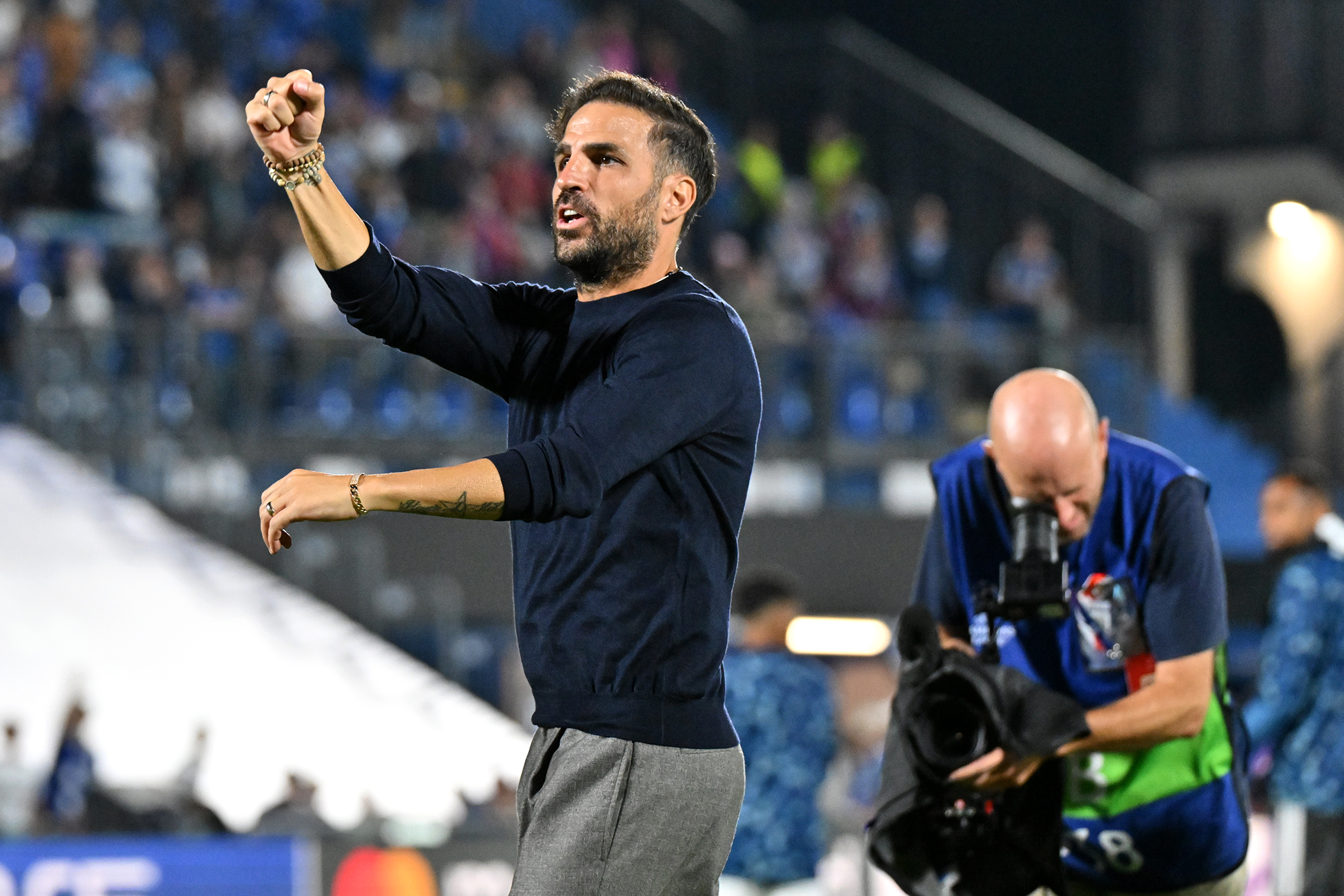 Fabregas dopo la vittoria con il Lipsia: “Sono contento ma penso già al Parma”. La dedica a Caqueret