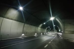Chiusura della galleria di Pusiano, traffico deviato in centro paese