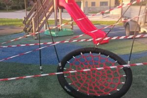 Binago, giochi del parco vandalizzati: area transennata, si cercano i responsabili