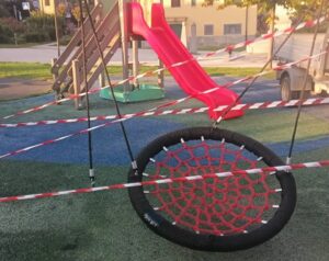 Binago, giochi del parco vandalizzati: area transennata, si cercano i responsabili