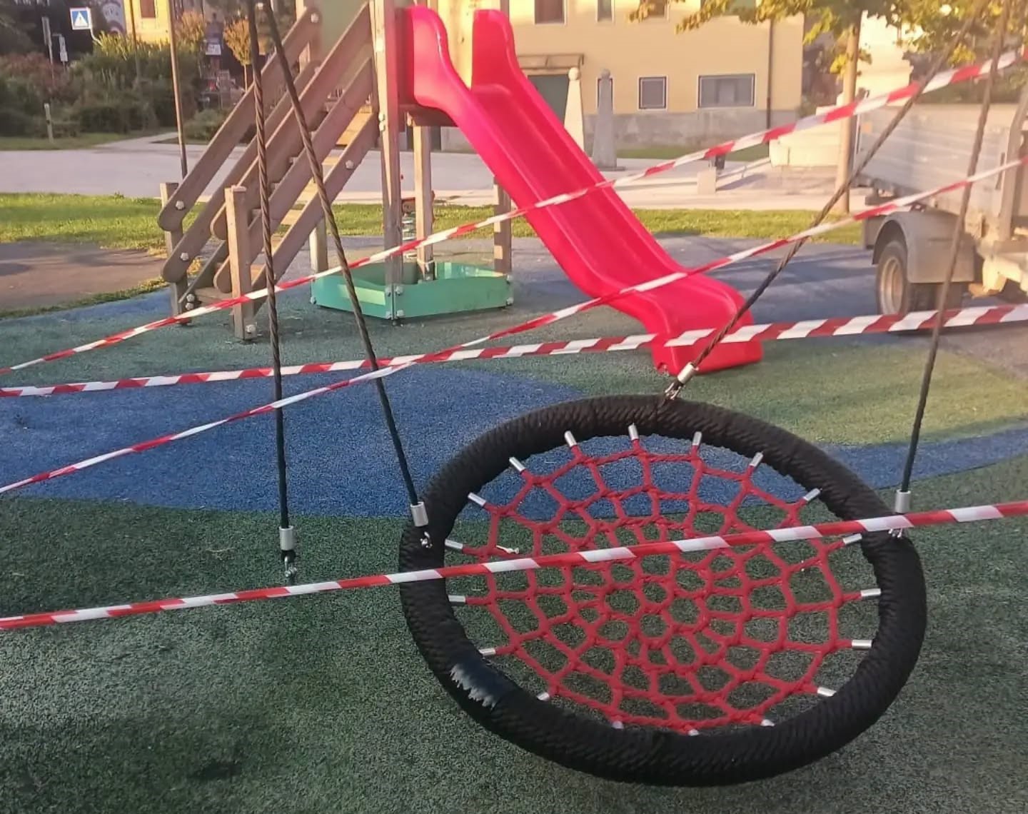 Binago, giochi del parco vandalizzati: area transennata, si cercano i responsabili