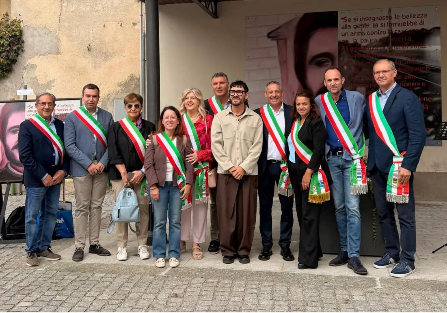 Binago: «Scegliere da che parte stare, ogni giorno». Inaugurato il murale per Peppino Impastato
