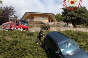 Auto fuori strada a Plesio, intervento dei vigili del fuoco. Ferito 79enne