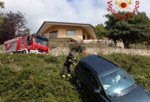 Auto fuori strada a Plesio, intervento dei vigili del fuoco. Ferito 79enne
